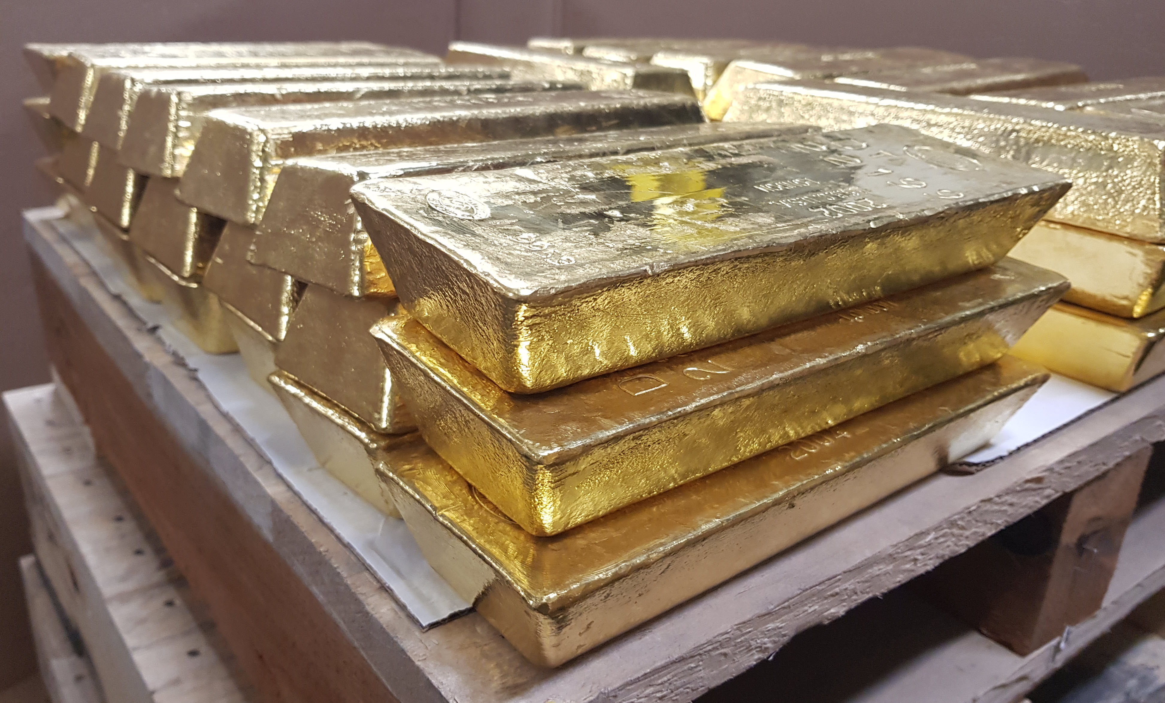 LBMA-certified 24K African gold bars for sale with 99.99% purity, independently assayed and export-ready for international buyers.